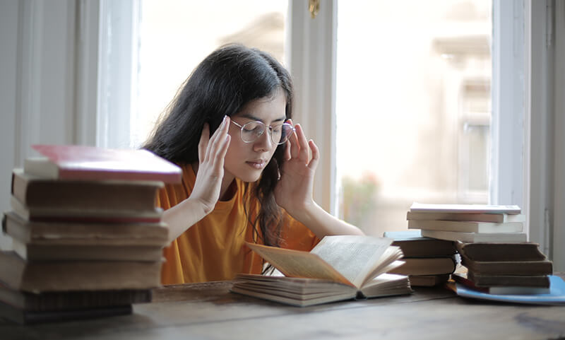 Female student trying to find good argumentative essay topics to use