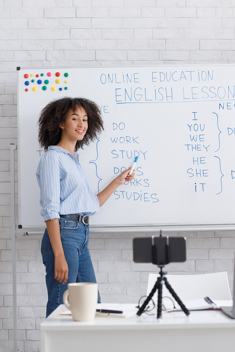 Student teaching English online using whiteboard