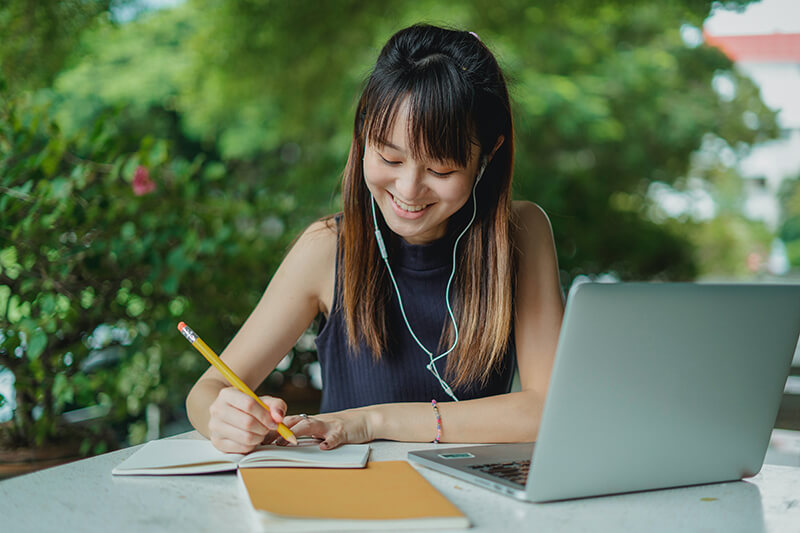 Female student getting answers to the question what is an expository essay