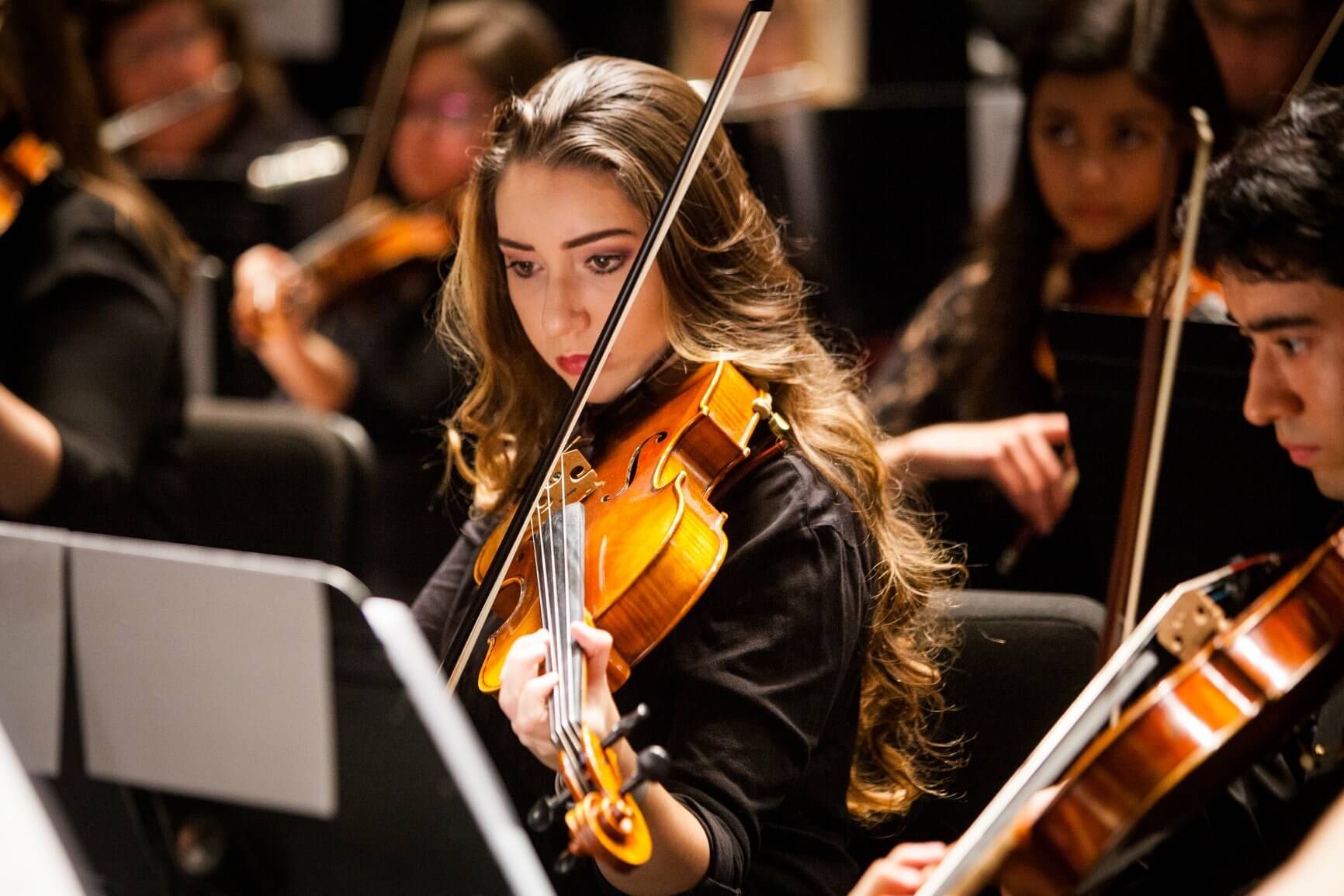 Seren Ozoglu playing the viola as part of the UCF orchestra
