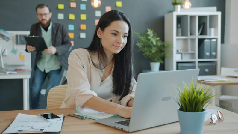 A student using an AI plagiarism remover and research assistant AI tools on a laptop.