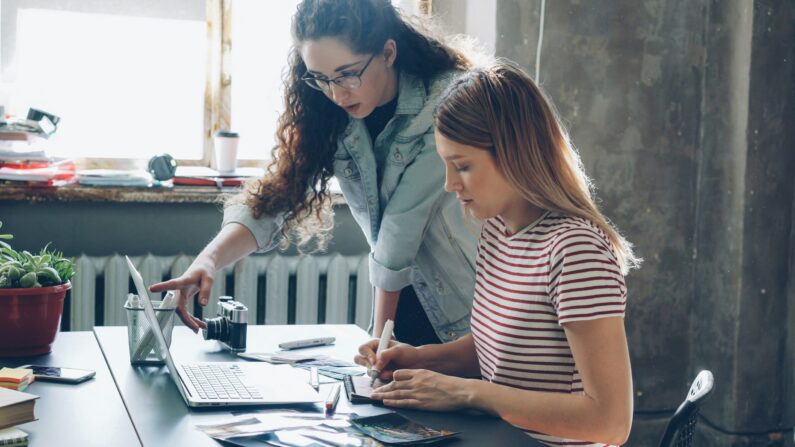 University students using a variety of AI tools for students on their laptop and tablet.