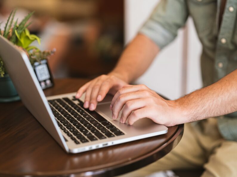 student writing essay outline